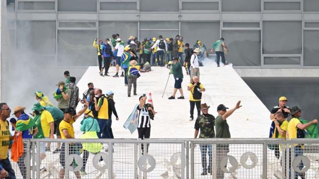 Apoiadoresesporte com eJair Bolsonaro na rampa do Palácio do Planalto