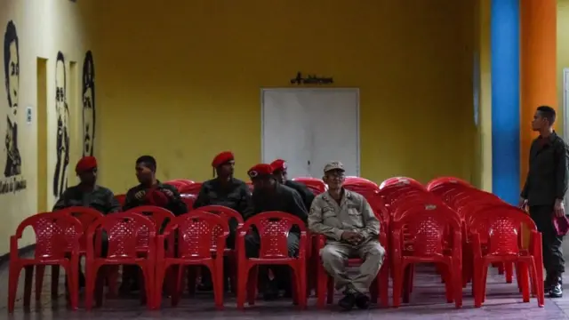 Un colegio electoral sin votantes civiles y con militares,