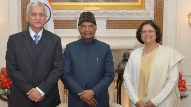 જસ્ટિસ યુયુ લલિત અને શ્રીમતી અમીતા ઉદય લલિત તત્કાલીન રાષ્ટ્રપતિ રામનાથ કોવિંદ સાથે (ફાઇલ ફોટો)
