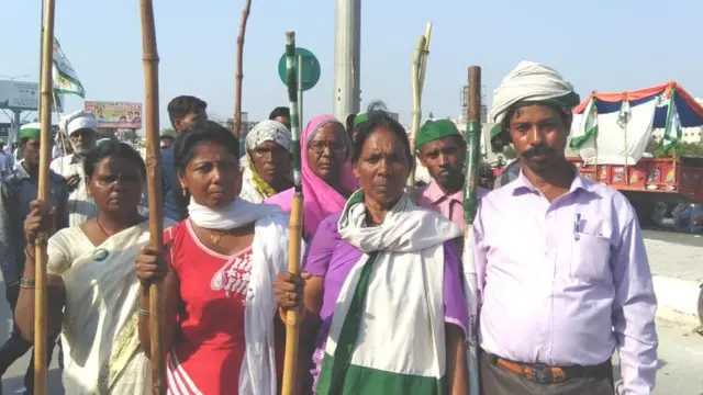 शांती मौर्या (उजवीकडून दुसऱ्या) त्यांच्या सहकाऱ्यांसोबत