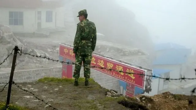 सीमा पर तैनात सैनिक