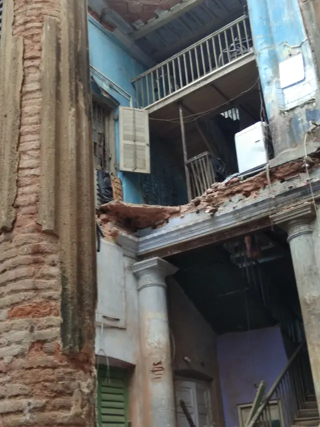 ভেঙে পড়া বাড়ির একাংশ