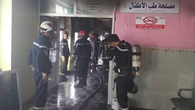 صورة من صفحة الحماية المدنية الجزائرية على فيسبوك لعناصرها وهم يسهمون بعمليات الإطفاء والإنقاذ في المستشفى