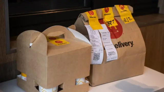 Un paquete de comida rápida a domicilio