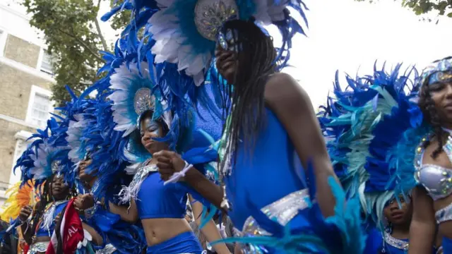 Участники карнавала в синих костюмах