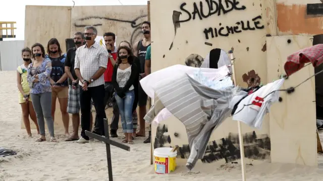 Manifestación en la playa de Copacabana contra el gasto de las Olimpiadas en Río a pesar de la pobreza existente