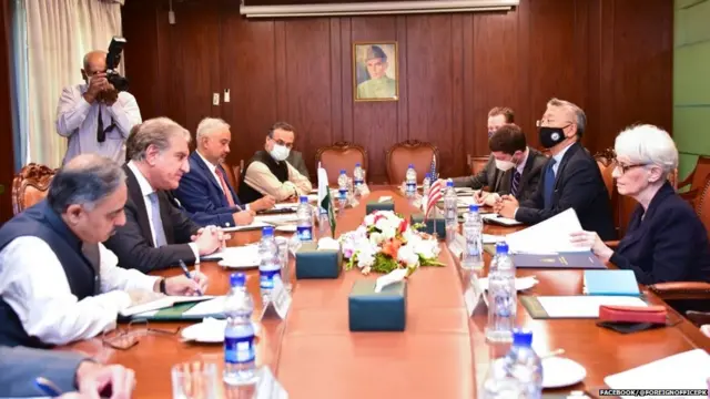 अमेरिकी उप विदेश मंत्री वेंडी शरमन से पाकिस्तान के विदेश मंत्री शाह महमूद कुरैशी की मुलाक़ात