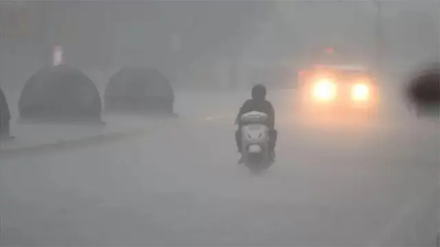 બંગાળની ખાડીમાં સર્જાતી વરસાદી સિસ્ટમો એટલે કે લૉ-પ્રેશર આ વર્ષે ગુજરાત અને રાજસ્થાન પર આવી રહી છે. જેના કારણે સતત વરસાદ પડી રહ્યો છે.