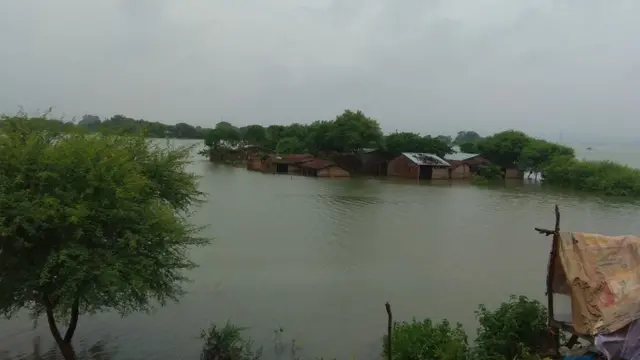 पानी में डूबा गांव