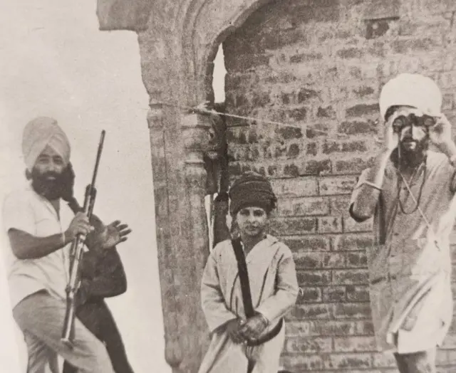 स्वर्ण मंदिर के ऊपर चढ़े सिख चरमपंथी