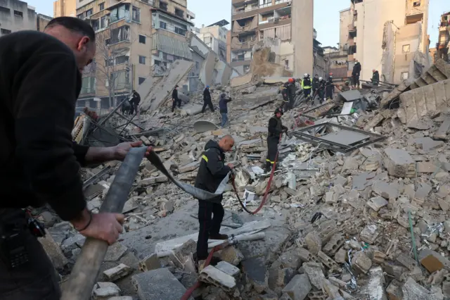 спасиоци и ватрогасци на месту напада у бејруту