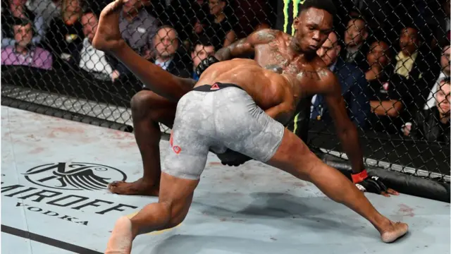 Romero gbe Adesanya ṣubu