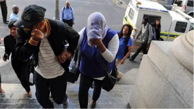 লাভোনা সলমন (মুখ ঢাকা) আদালতে