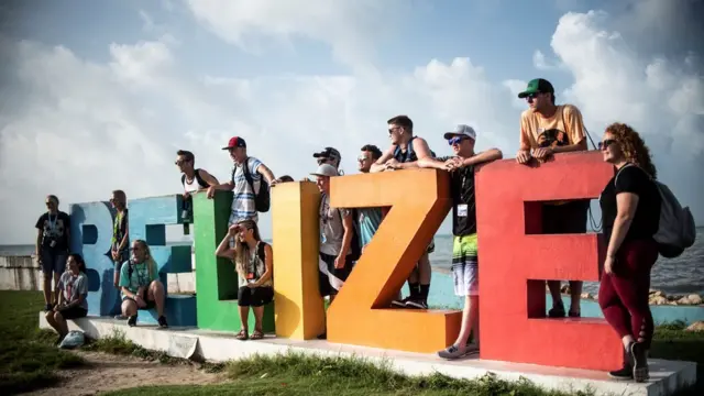 贝里斯以农业为主，近年以清澈海水和热带风情开始发展旅游业。