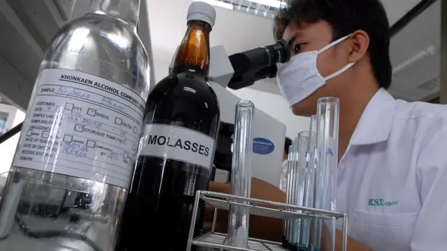 Вчений дивиться в мікроскоп