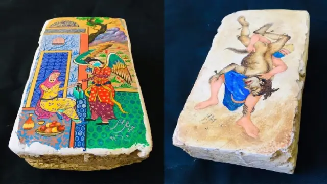 قهرمانِ ماسک دار دیو سیاه (نماد کرونا) را بر زمین می‌کوبد و زنی بالدار (نماد فرشته نجات) مواد ضدعفونی کننده به زنی که ظاهر می شود