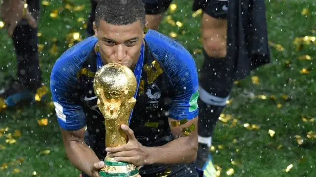 Kylian Mbappe akibusu Kombe la Dunia baada ya ushindi