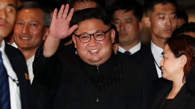 Rais kim Jong un akisalimiana na raia katika hoteli moja nchini Singapore
