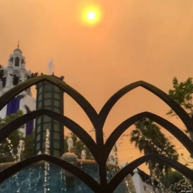 भीषण आगीमुळं कॅलिफोर्नियामधील डिस्नेलॅंडचे आकाश गडद झाले आहेत.