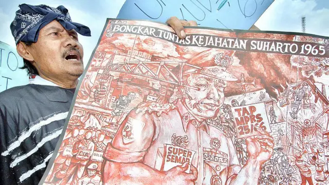 Pengunjuk rasa membawa gambar dan menyerukan agar pemerintah membawa Soeharto ke pengadilan atas pelanggaran HAM berat.