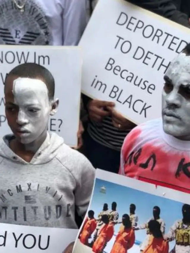 Abigaragambya bari bafite ibyapa byamagana amategeko ashingiye ku ibara ry'uruhu