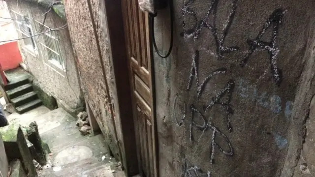 Grafiti con amenaza a la Unidad de Policía Pacificadora en la favela de Dona Marta.