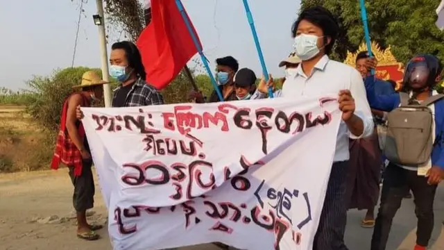 သေဆုံးမှုအများအပြားရှိခဲ့ပေမဲ့ မြင်းခြံမှာ ဆက်လက်ဆန္ဒပြနေဆဲ