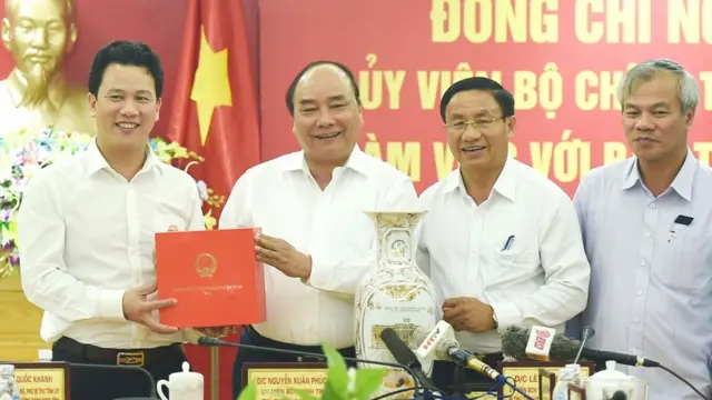 Thủ tướng làm việc với lãnh đạo các bộ, ngành, địa phương và Công ty FHS ngày 24/7.