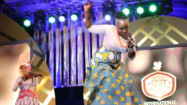 Mmoja wa wasanii waliyotumbuiza usiku wa tuzo hizo.