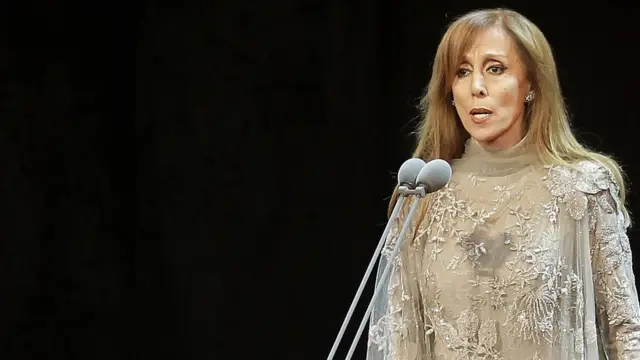 فيروز تغني في إحدى حفلاتها النادرة في بيروت