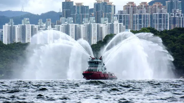 香港消防轮喷水敬礼（7/7/2017）