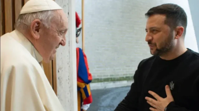 Paus Fransiskus (kiri) saat bertemu dengan Presiden Ukraina Volodymir Zelensky (kanan).