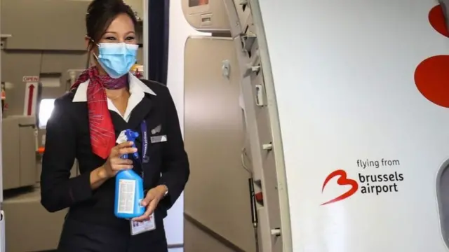 علقت الكثير من شركات الطيران بعض الخدمات للحد من التلامس بين الأشخاص