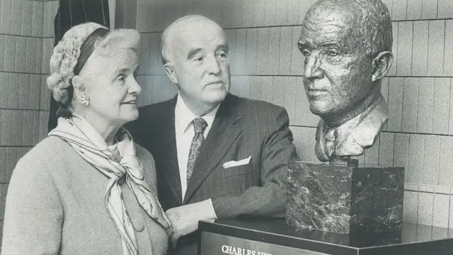 Charles Herbert Best, oo ah saynisyahan u dhashey dalka Kanada, ayaa si wadajir ah u shaaca u qaadey isticmaalka hormoonka Hormoonka Insuliinka ee lagu daweeyo cudurka Macaanka