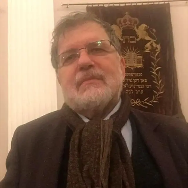 Mario Marcus frente a la sinagoga