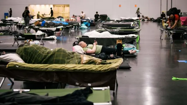 ઑરેગોન કન્વેશન સેન્ટરમાં કૂલિંગ સ્ટેશન ચાલુ કરાયું છે. સંખ્યાબંધ લોકો તેમાં આવી રહ્યા છે.