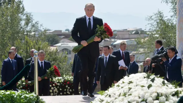 Россия Президенти Владимир Путин Ислом Каримов қабрига гул қўймоқда.