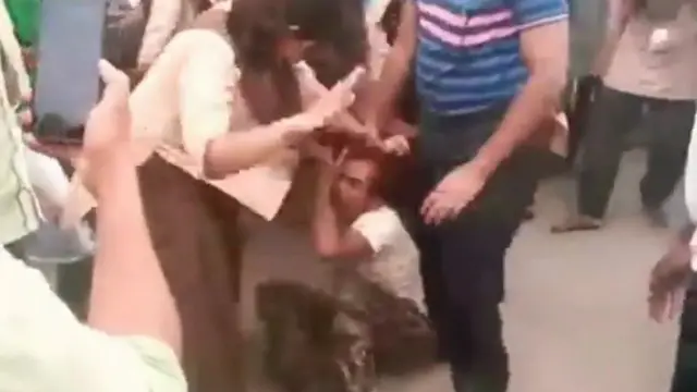 காதலர் தினம்: ஒரு பையனை மாணவியர் அடித்ததாக வெளியான காணொளி உண்மையா?