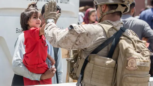 Umusirikare wa Amerika aramukanya n'umwana yariko ahungishwa