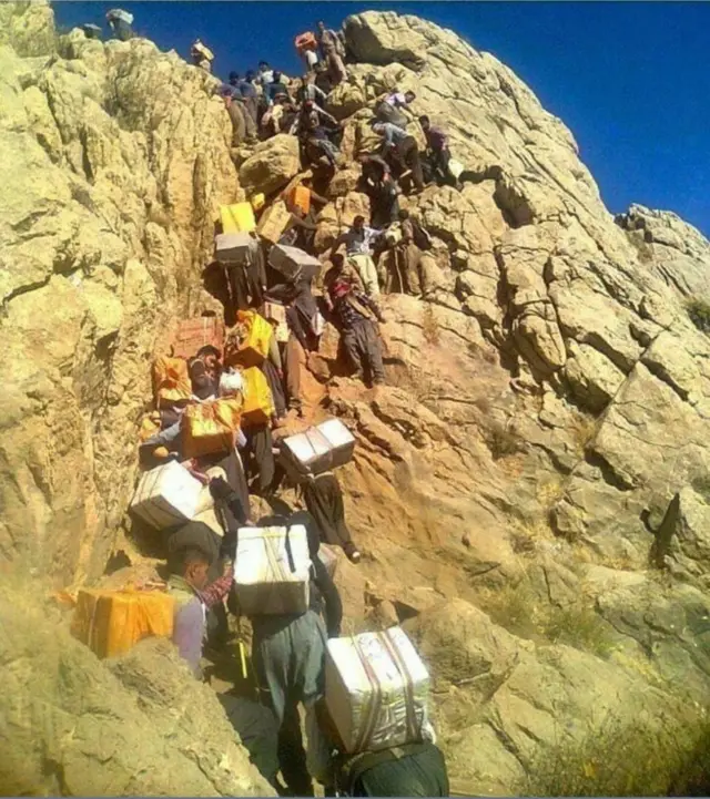 مجموعة من كولباران أثناء عبورهم الحدود العراقية الإيرانية