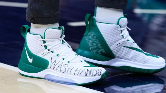 Zapatillas con la frase "lava tus manos" en inglés.