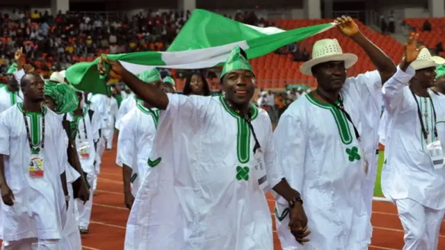 Awọn ọmọ Nigeria pẹlu asia