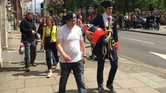 Люди все идут и идут...