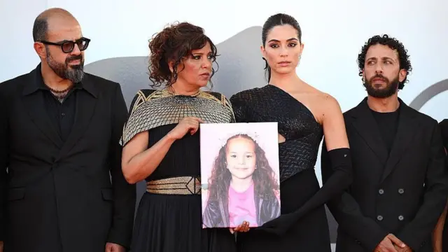 El actor Amer Hlehel, la directora del film Kaouther Ben Hania, la actriz jordano canadiense Saja Kilani y el actor palestino Motaz Malhees con una imagen de Hind Rajab.