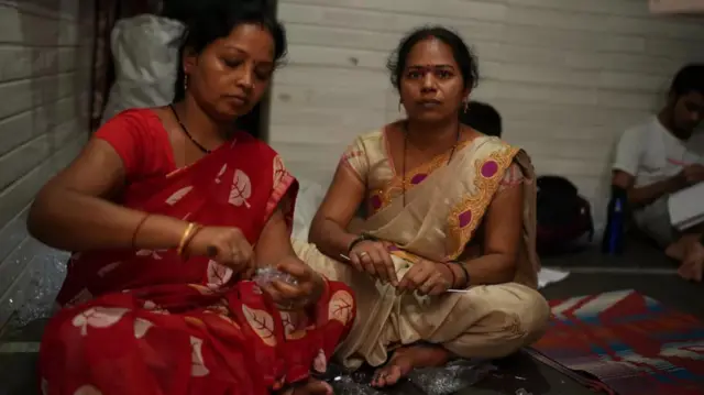 प्लॅस्टिकच्या पिना बनवणाऱ्या महिला 