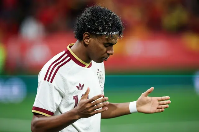 Pemain timnas Spanyol, Lamine Yamal, berdoa sebelum menghadapi Mesir dalam laga persahabatan menjelang Piala Dunia 2026, pada Maret 2026.