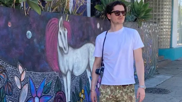 Elliott Mason caminando