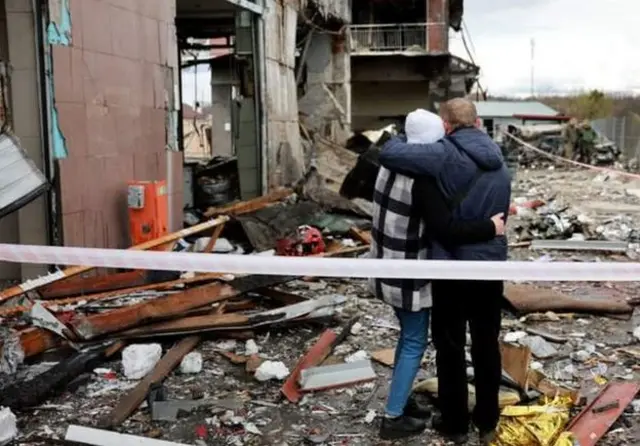 战火摧毁了家园，人们抱头痛哭