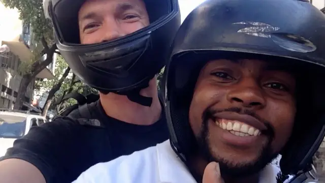 Alan e Ben em moto