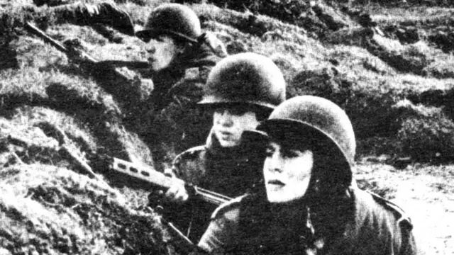 Молодые аргентинские призывники в окопе